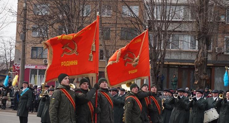 В Кривом Роге прошел парад Нацгвардии с советскими флагами