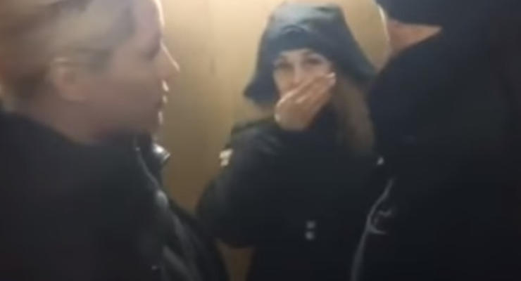 В полиции объяснили, зачем раздевали женщин на суде Януковича