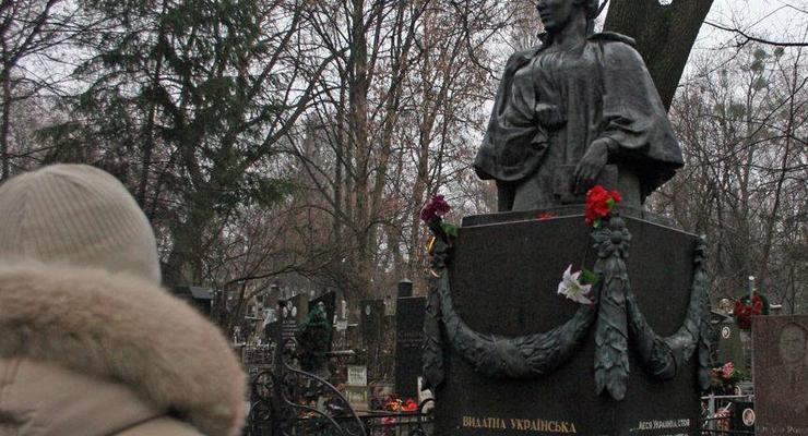 В Киеве вандалы осквернили памятник на могиле Леси Украинки