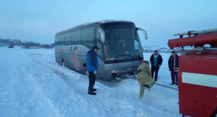 Под Киевом в занос попал автобус с иностранцами