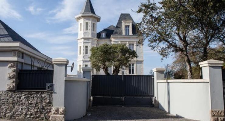 Во Франции пикетировали дом дочери Путина