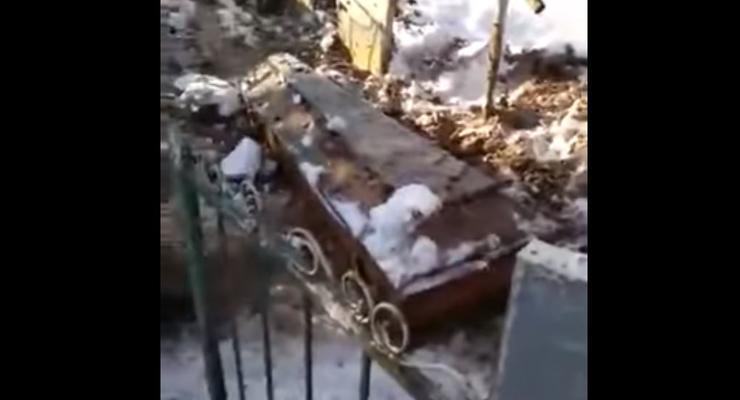 В Калуге выкопали гроб, так как похоронщикам не заплатили