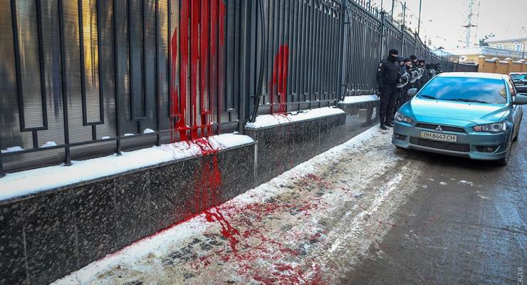 В Одессе российское консульство облили краской