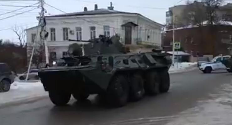 У границы с Украиной заметили колонну военной техники РФ