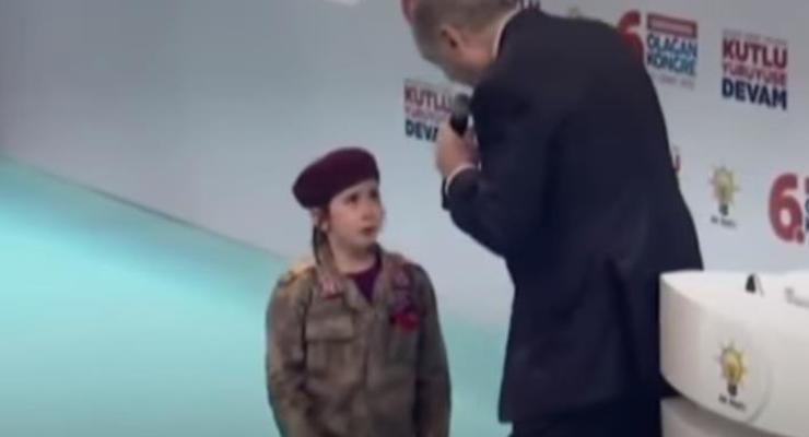 Эрдоган пообещал ребенку похороны с почестями