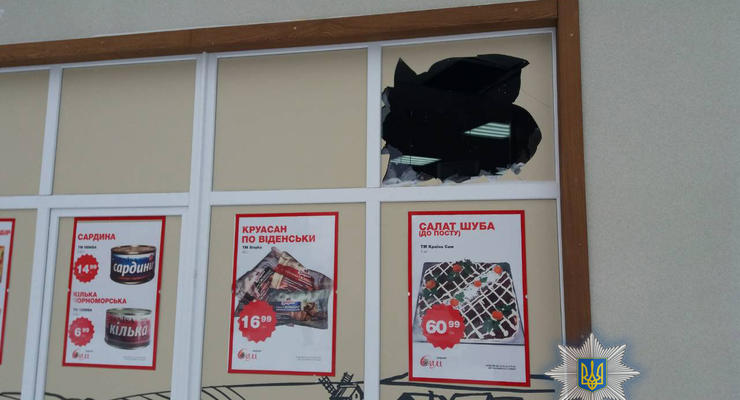 Супермаркет в Сумах забросали гранатами