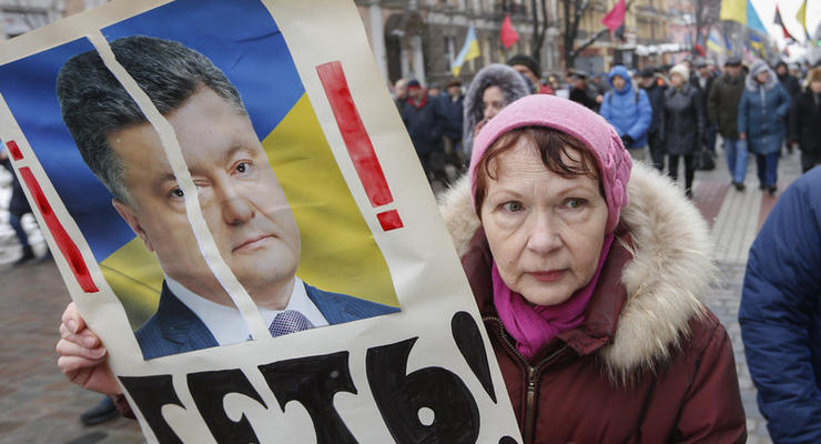 Жизнь украинцев существенно не улучшилась - Порошенко