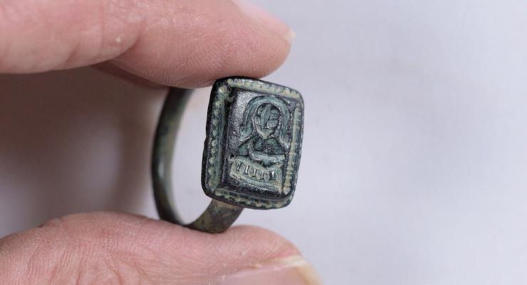 В Израиле садовник нашел средневековый перстень, убирая сорняки