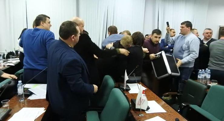 В Луцке депутаты горсовета устроили драку на ночном заседании