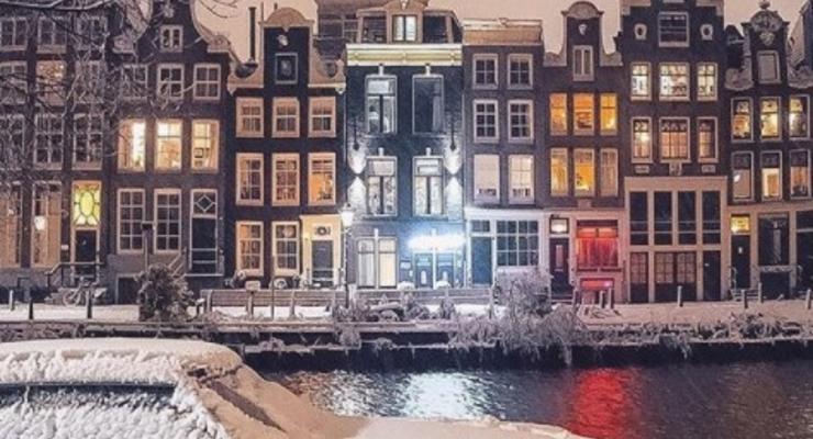 В сети появились фото заснеженного Амстердама