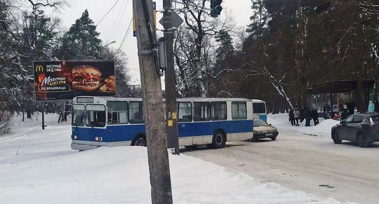 В Черкассах троллейбус соскользнул с дороги на обочину
