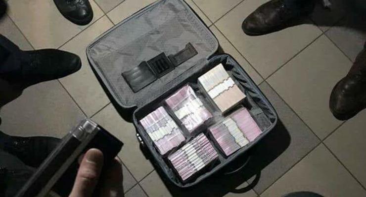 С чемоданом денег: под Киевом поймали на взятке чиновников