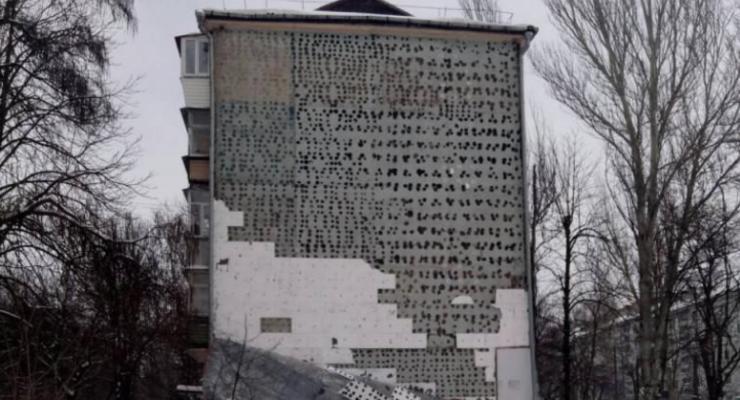 В Запорожье шквальный ветр обрушил облицовку стены многоэтажки