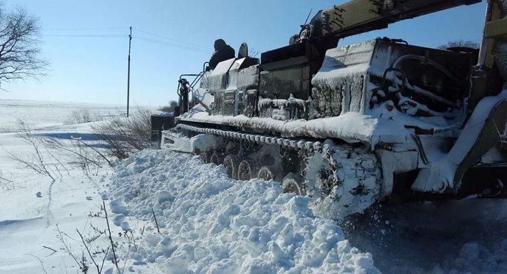 В Одесской области расчистить дороги от снега помогла военная техника