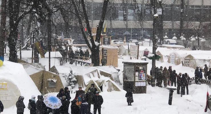 В Киеве под Радой митингующие убрали часть палаток