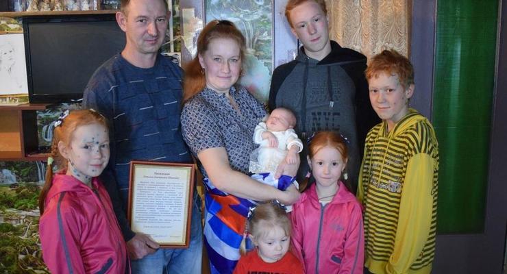 В РФ многодетная семья назвала ребенка Россией