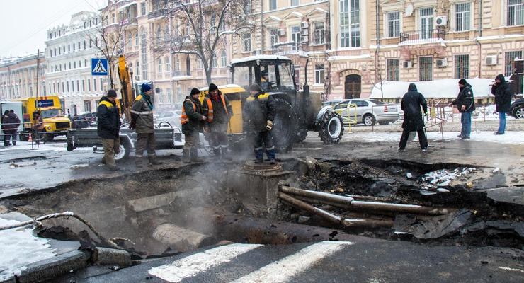 В Киеве прорыв магистрали оставил без тепла 13 объектов