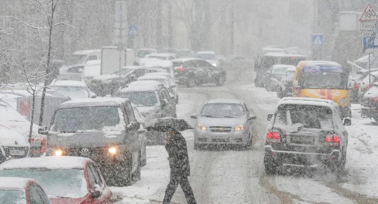 Киевлян предупредили о падении снега и сосулек с крыш