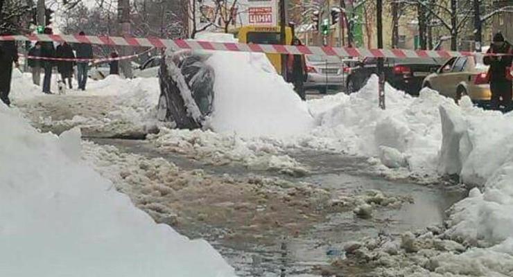 В Киеве автомобиль провалился под асфальт