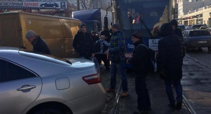 В Одессе пассажиры трамвая убрали с рельсов авто