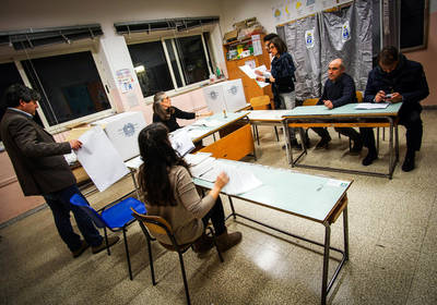 На выборах в Италии лидирует коалиция Берлускони - опрос