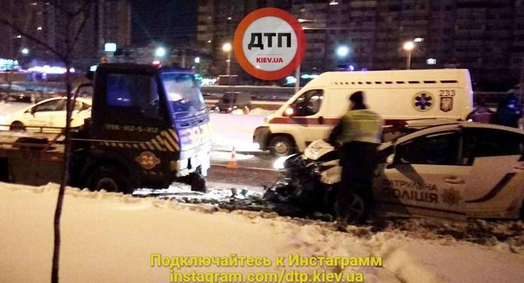 В Киеве патрульное авто врезалось в эвакуатор: есть пострадавшие