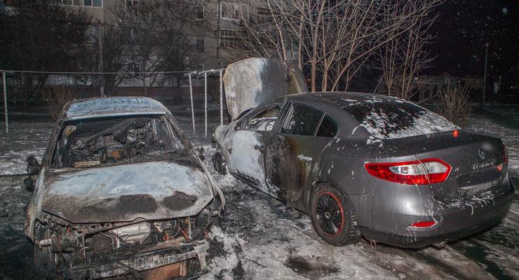 В Днепре перед многоэтажкой сгорели два авто