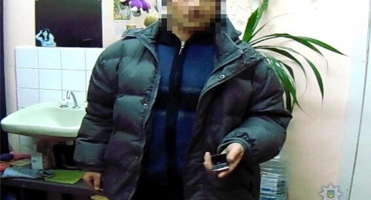 В больнице Киева мужчина украл у спящей пациентки телефон