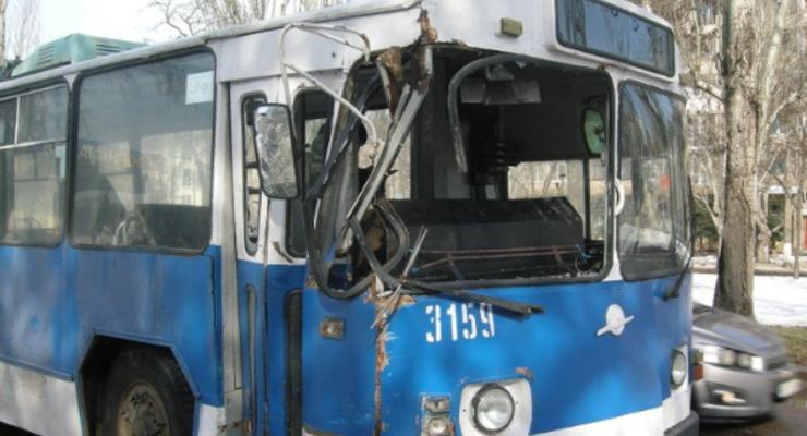 В Николаеве троллейбус с пассажирами протаранил столб