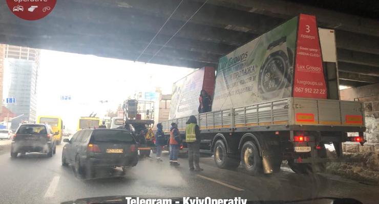 В Киеве под мостом застрял грузовик с рекламными баннерами
