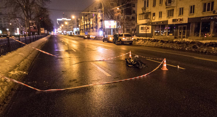 В Киеве пьяный мужчина в слезах бросился под колеса