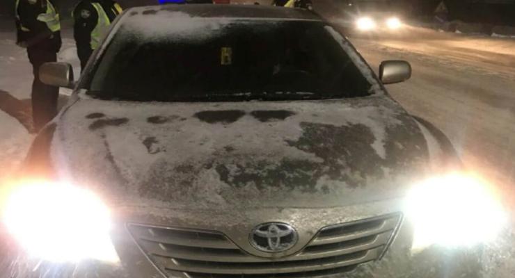 В Киеве пассажиры ударили таксиста ножом и угнали авто
