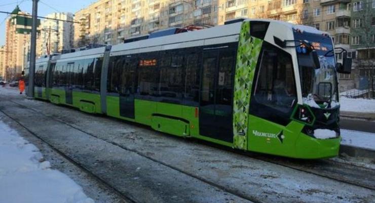 В России в первый день работы обстреляли частный трамвай