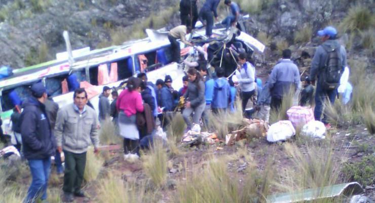В Перу автобус упал в пропасть: десять погибших