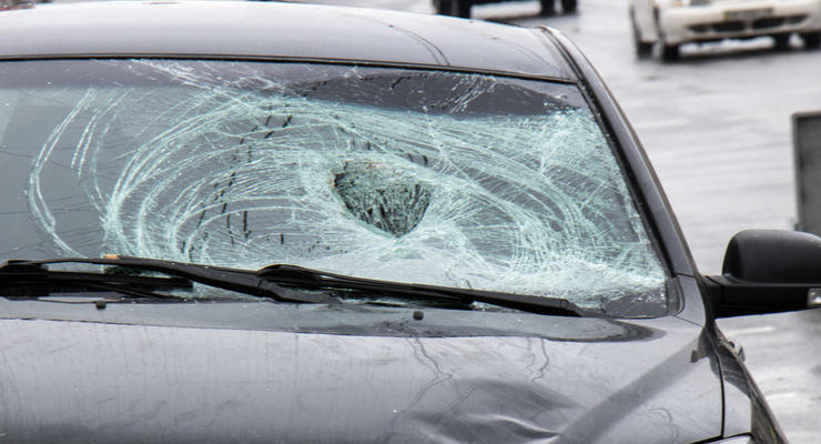 В Киеве автомобиль сбил мужчину, пострадавший ушел домой