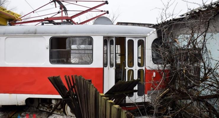 В Донецке трамвай сошел с рельсов и врезался в дом