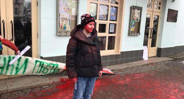В Ужгороде феминисток облили красной краской