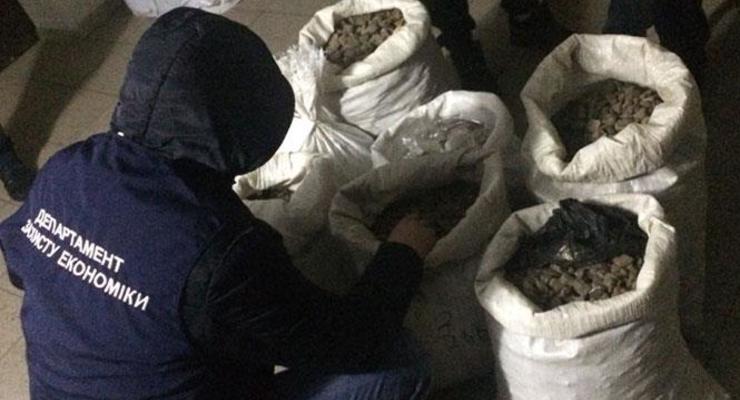 В Ровно полиция изъяла почти 140 кг янтаря
