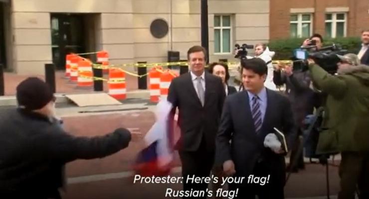 В Манафорта у суда бросили флаг России