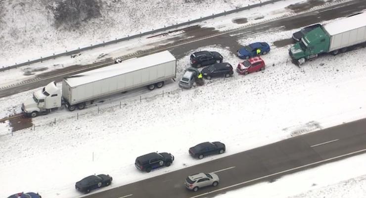 В Мичигане из-за снегопада столкнулись около 60 автомобилей