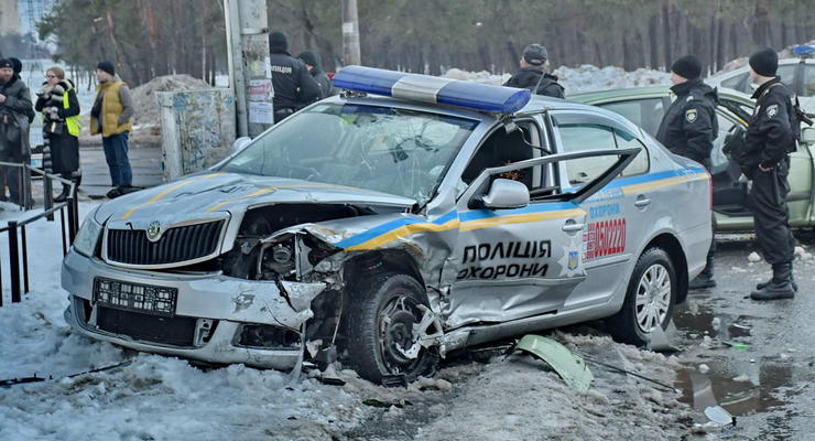 В Киеве пьяный водитель протаранил авто полицейских