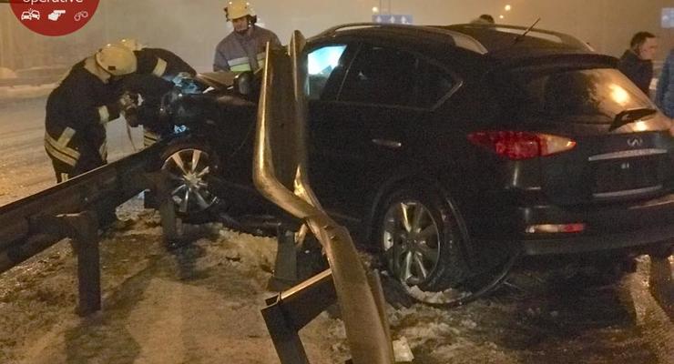 В Киеве отбойник прошил Infiniti, водитель едва не погиб