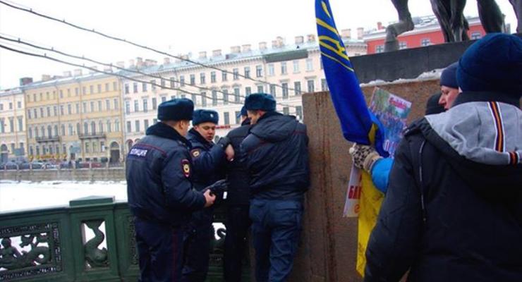 В Санкт-Петербурге напали на мужчину с украинским флагом