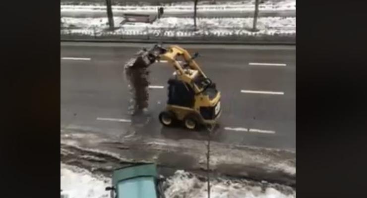 Уборка снега по-киевски: видео с трактором стало хитом