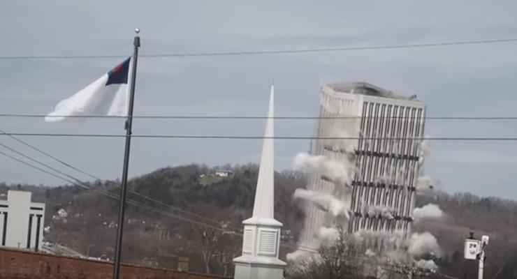 В США взорвали 28-этажное здание Capital Plaza