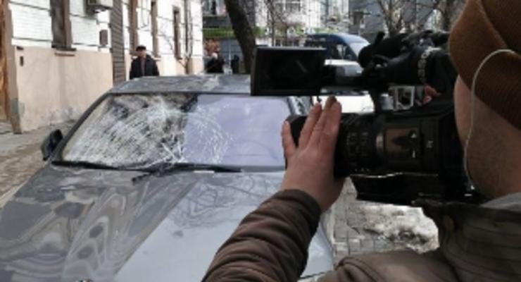 В центре Киева огромная сосулька разбила BMW