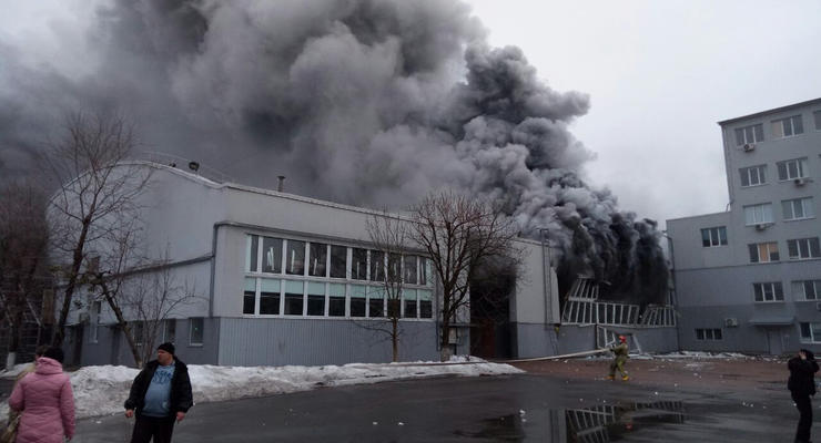 В Киеве на улице Туполева горят и взрываются склады