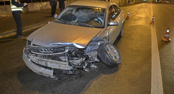 В Киеве пьяный водитель ударил авто и влетел в отбойник