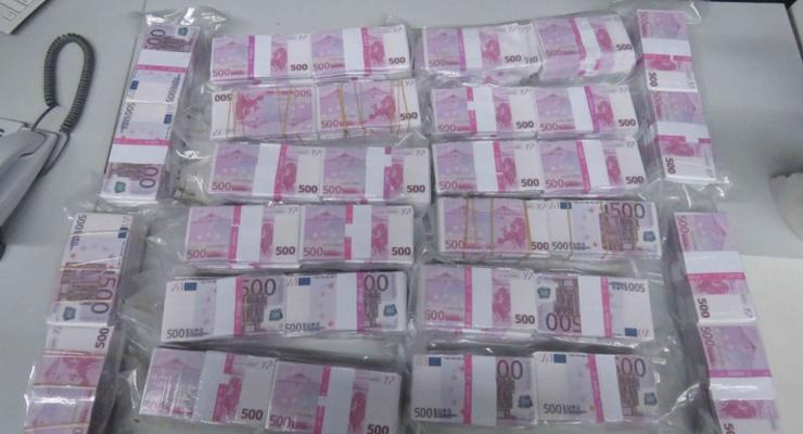 В Германии мужчина нашел на помойке восемь миллионов фальшивых евро