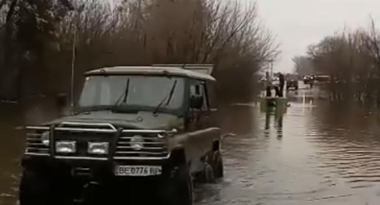 Дорогу под Киевом затопило на 1,5 метра